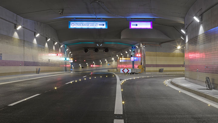 Clear guidance lighting inside a tunnel